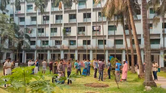 ভূমিকম্পের পর ঢাকা বিশ্ববিদ্যালয়ে মুহসীন হলের সামনের চিত্র