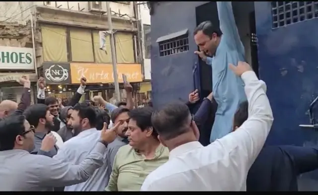 کراچی سمیت سندھ کے شہر حیدرآباد میں چھبیسویں آئینی ترمیم کے خلاف احتجاج