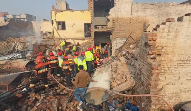 فیصل آباد میں ایک فیکٹری میں دھماکے کے بعد کے مناظر