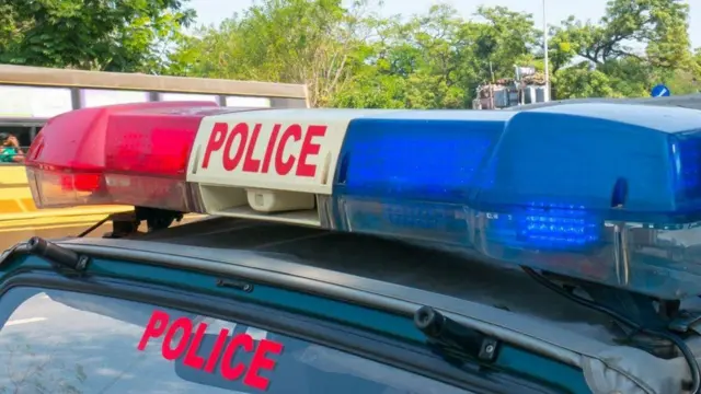 Konkolaataa poolisii, mataa irraa barreefama 'Police' jedhu qabu