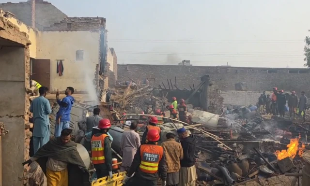 فیصل آباد میں ایک فیکٹری میں دھماکے کے بعد کے مناظر
