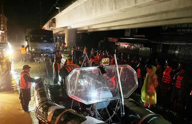 Vùng 4 Hải quân triển khai lực lượng và phương tiện cứu hộ cứu nạn tại Nha Trang