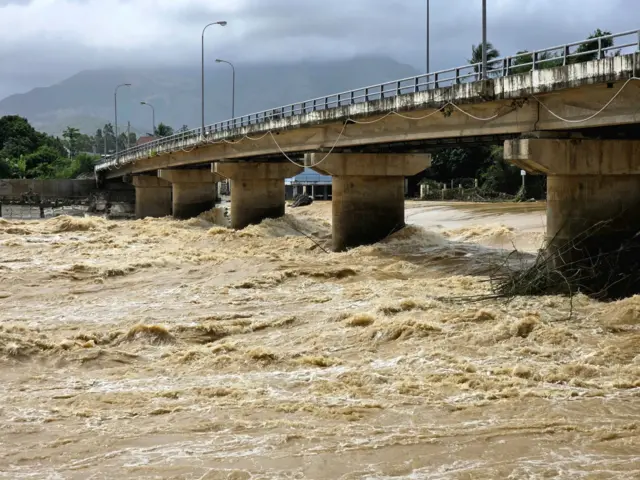 nước lũ dâng cao