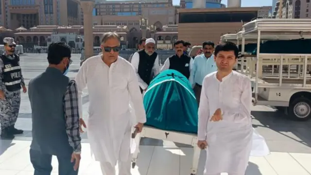 मारे गए लोगों को दफ़नाने ले जाते लोग