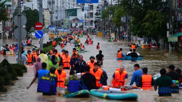 Idemmiri Vietnam egbuola ihe dịka mmadụ 90 ebe mmadụ 12 na-efu efu