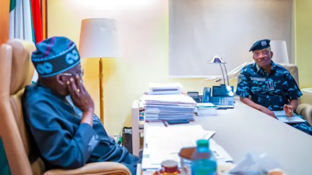Bola Tinubu bụ Onyeisiala Naịjirịa  na Kayode Adeolu Egbetokun bụ Onyeisi ndị uweojii Naịjirịa.