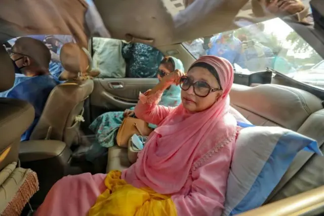 রোববার রাতে স্বাস্থ্য পরীক্ষার জন্য হাসপাতালে নেওয়া হচ্ছে বিএনপি চেয়ারপারসন খালেদা জিয়াকে (ফাইল ছবি)