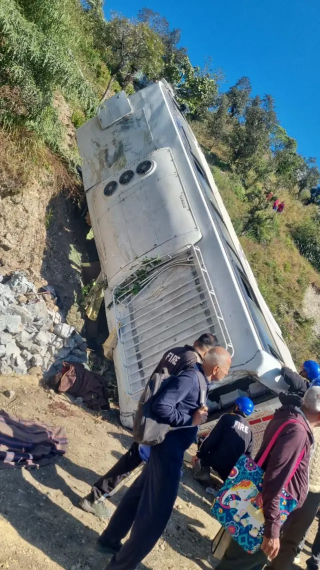 दुर्घटनाग्रस्त बस में 18 लोग सवार थे.