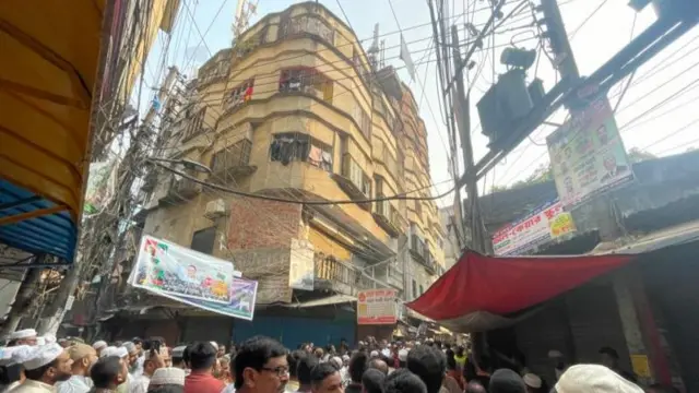 ঝুঁকিপূর্ণ ভবন চিহ্নিত করে ব্যবস্থা নেওয়ার পরামর্শ বিশেষজ্ঞদের। শুক্রবার রাজধানীর পুরানো ঢাকার একটি ছবি