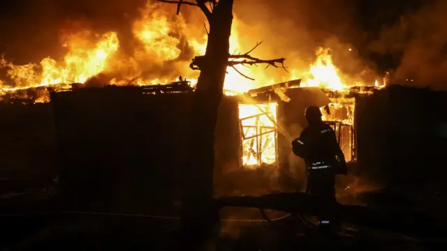 خانه ای که در آتش میسوزد