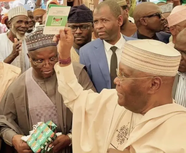 Atiku cikin taro riƙe da katin ADC