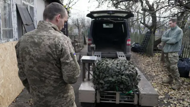 Военные из 5-й бригады погружают «Термита» в фургон