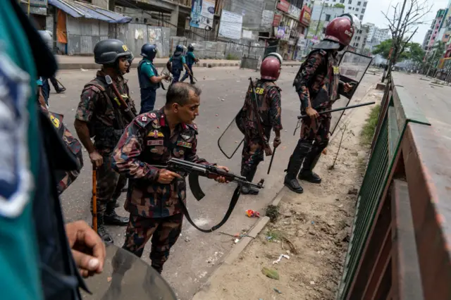 জুলাই আন্দোলন চলাকালে ঢাকার রামপুরা এলাকায় প্রাণঘাতী অস্ত্র হাতে বিজিবি'র তৎকালীন কর্মকর্তা লেফটেন্যান্ট কর্নেল মোহাম্মদ রেদোয়ানুল ইসলাম