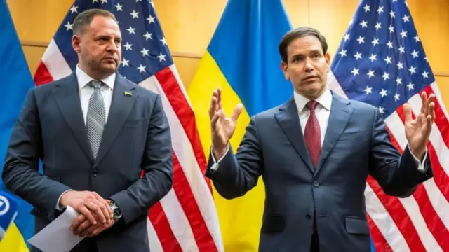 Ермак и Рубион на фоне флагов США и Украины.