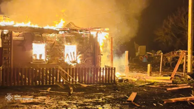 Пожар в селе Жадово в Черниговской области после атаки дронов