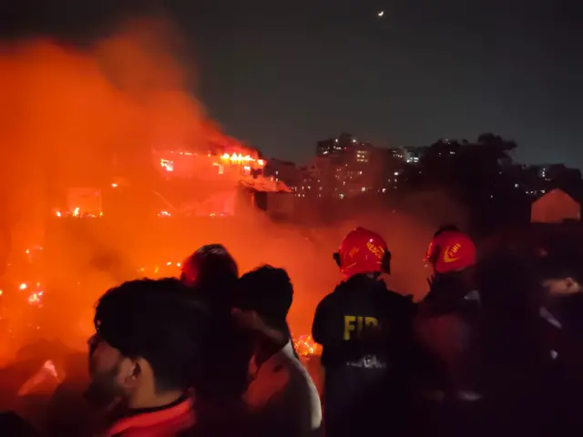 আগুন নেভানোর চেষ্টা করছেন ফায়ার সার্ভিসকর্মীরা