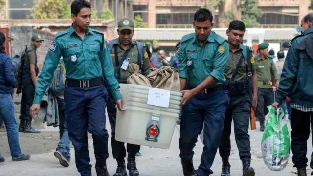 নির্বাচনকালীন ডিউটিতে পুলিশ