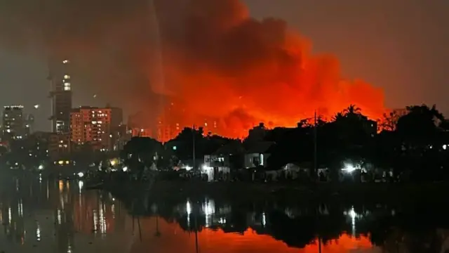 কড়াইল বস্তির অগ্নিকাণ্ডে প্রাণহানি না ঘটলেও বস্তির অসংখ্য বাড়িঘর পুড়ে ছাই হয়ে গেছে।