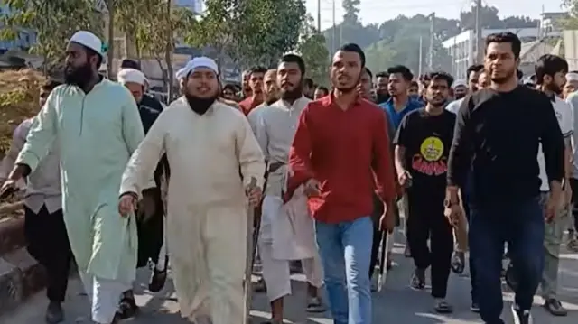 লাঠিসোটা হাতে মিছিল নিয়ে বাউলদের সমাবেশে হামলা চালানো হয়
