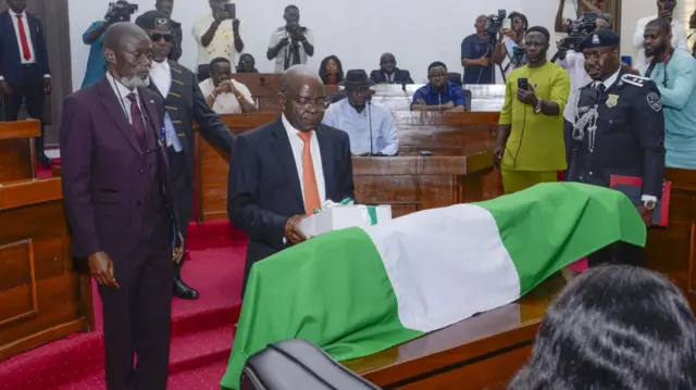 Oge Gọvanọ Otti na-enyefe akwụkwọ atụmatụ mkpata na mmefu ego ahụ n'ụlọomeiwu Abia Steeti