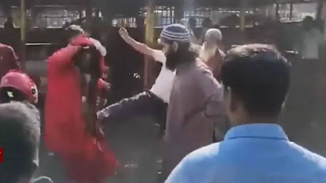 সমাবেশস্থলে দাঁড়িয়ে থাকা এক বাউলশিল্পীকে লাথি দিতে দেখা যাচ্ছে