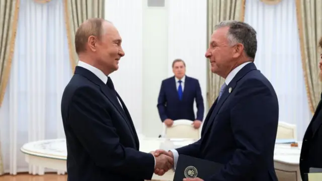 Комментаторы в прессе и даже некоторые политики-республиканцы в США призывают отстранить Стива Уиткоффа от переговоров по Украине, обвиняя его на основе прослушки его разговора с Юрием Ушаковым в симпатиях к России