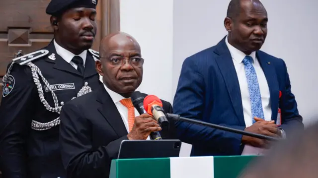Oge Gọvanọ Otti na-enyefe akwụkwọ atụmatụ mkpata na mmefu ego ahụ n'ụlọomeiwu Abia Steeti