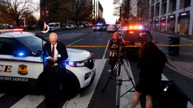 ماموران پلیس در محل تیراندازی به دو عضو گارد ملی آمریکا