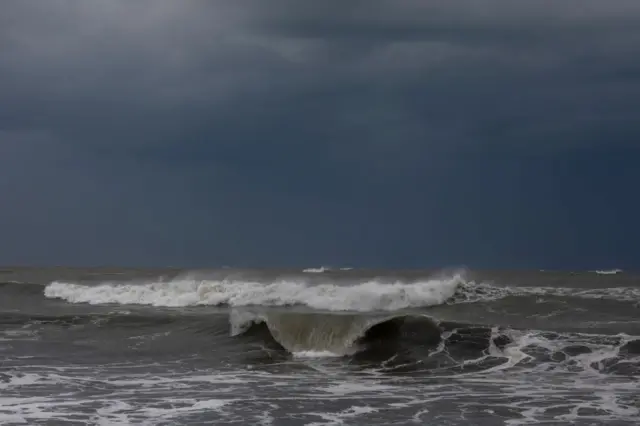 মেঘলা আকাশ ও সাগরে ঢেউ, ফাইল ছবি