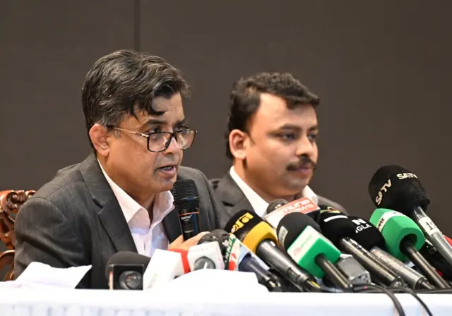 সংবাদ সম্মেলনে প্রধান উপদেষ্টার প্রেস সচিব শফিকুল আলম, তার পাশে বসে আছেন আরেকজন