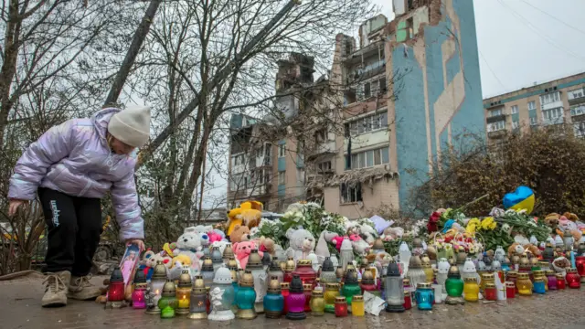 Цветы около дома в Тернополе, разрушенного в результате удара