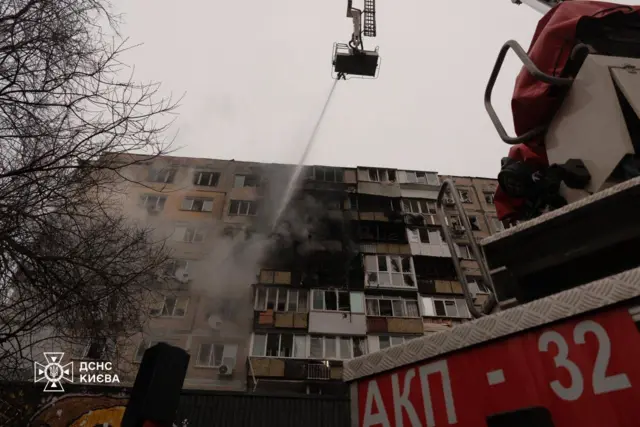 Пожар после ночного удара ракетами и дронами по Киеву, фото спасательной службы