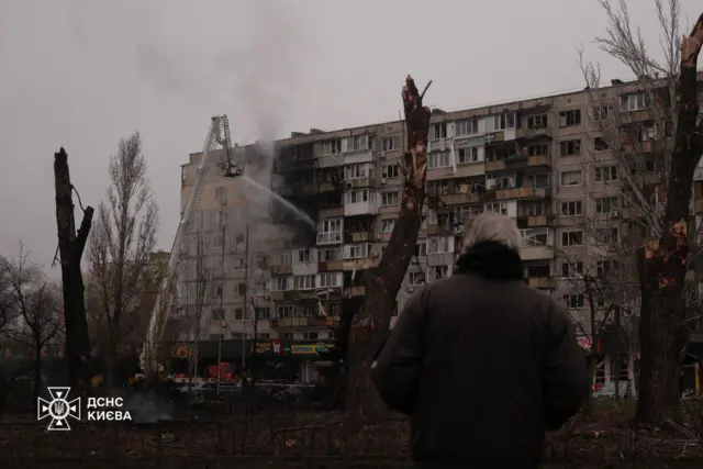 По данным спасателей, девятиэтажный жилой дом загорелся в Дарницком районе Киева