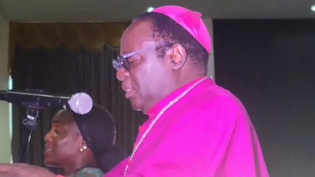 Bishọpụ Hassan Kukah na-adụ ndị ndọrọndọrọ ọchịchị ọdụ n'oge mmemme nkwekọrịta udo ahụ e mere International Convention Center, Awka isi obodo Anambra Steeti