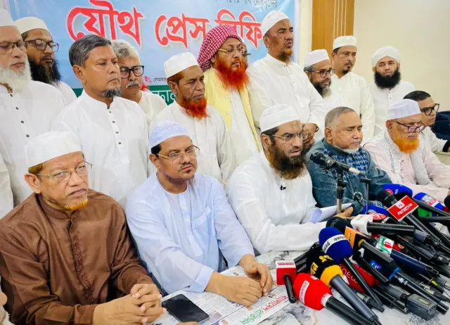 খেলাফত মজলিসের কেন্দ্রীয় কার্যালয়ে বৈঠক শেষে সংবাদ সম্মেলন করেন দলগুলোর নেতারা