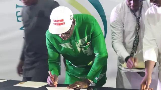 Oge Gọvanọ Soludo na-ebinye aka n'akwụkwọ nkwekọrịta udo ahụ