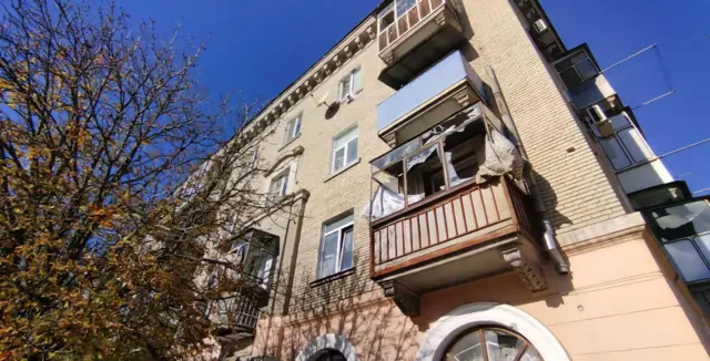 Жилой дом с выбитым остеклением балкона.