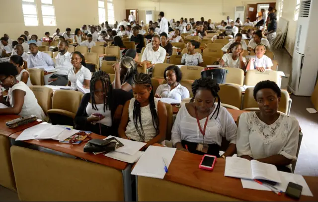 Ọtụtụ ụmụakwụkwọ ndị nwoke na nwannyị nọ n'ime ụlọakwụkwọ n'amụ ihe