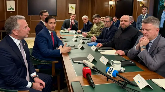 Умеров опубликовал фотографию участников переговоров