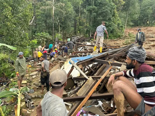 කොත්මලේ රම්බොඩ ගම නාය ගොස් තිබු අයුරු