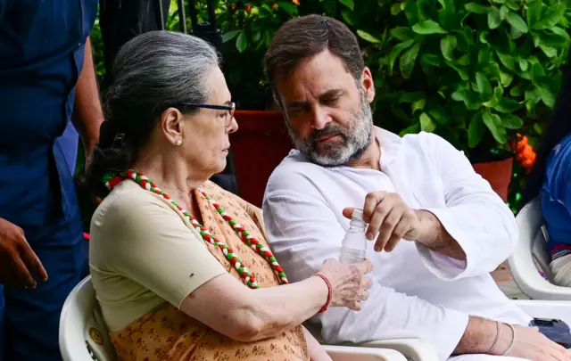 सोनिया गांधी और राहुल गांधी