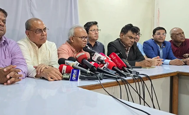 সংবাদ সম্মেলনে রুহুল কবির রিজভী ও বিএনপি নেতারা