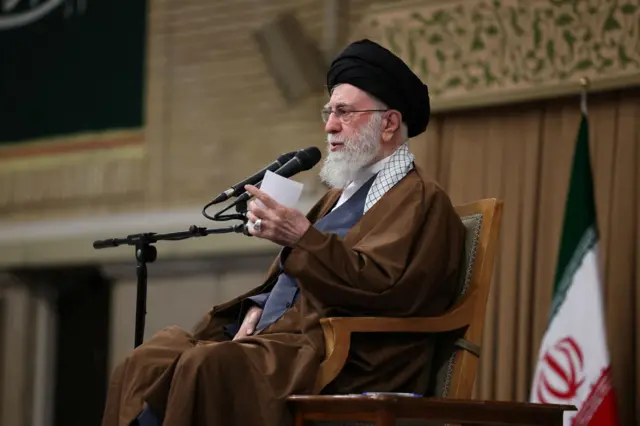 ایران کے رہبرِ اعلیٰ آیت اللہ علی خامنہ ای کا کہنا ہے کہ اگر امریکہ اسرائیل کی حمایت چھوڑ دے اور خطے میں مداخلت بند کر دے تو اس سے تعاون ممکن ہے۔