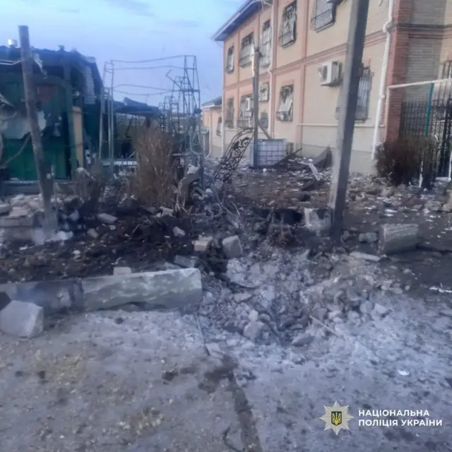улица с большим количеством обломков зданий