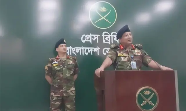 বক্তব্য রাখছেন লেফটেন্যান্ট জেনারেল মো. মাইনুর রহমান, পাশে দাঁড়িয়ে আছেন আরেক কর্মকর্তা