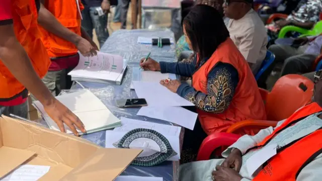 Onyeisi ụlọọrụ Inec n'Anambra bụ Queen Agwu na-ebinyeaka n'akụrụngwa ahụ tupu e kesaa ya