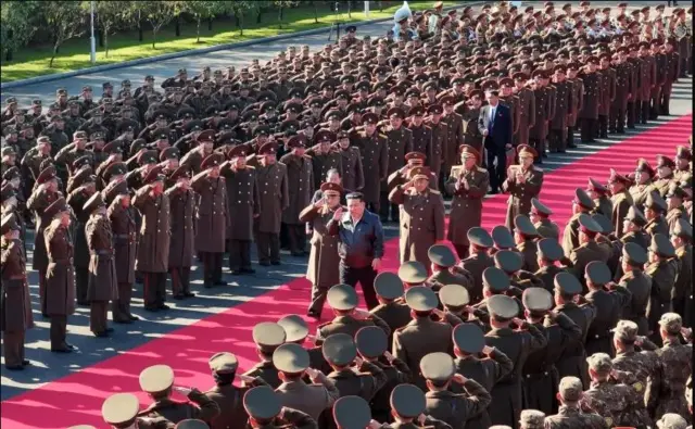 Hogganaa Kooriyaa Kaabaa Kiim Joong Un fi loltoota Kooriyaa Kaabaa