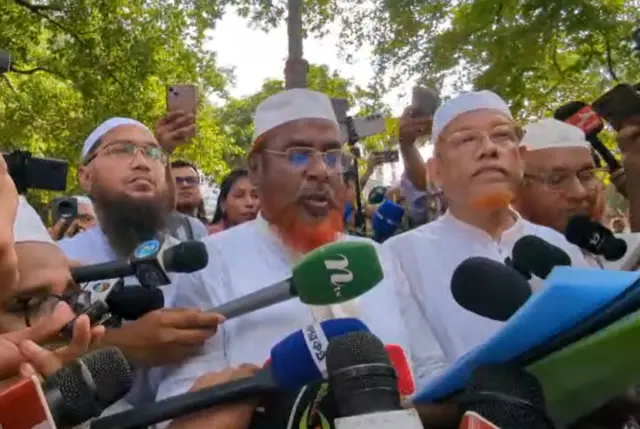 প্রধান উপদেষ্টা বরাবর দেওয়া স্মারকলিপি পড়ে শোনাচ্ছেন জামায়াত নেতা মিয়া গোলাম পরওয়ার