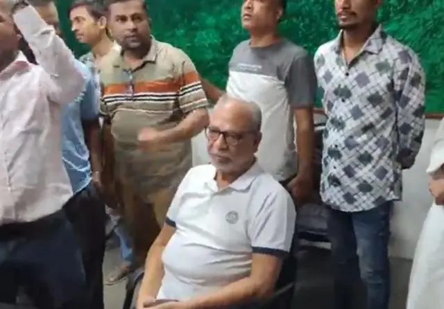 ডিআরইউতে একটি অনুষ্ঠানের মধ্যেই দলবদ্ধ মবের শিকার হন সাবেক মন্ত্রী লতিফ সিদ্দিকী