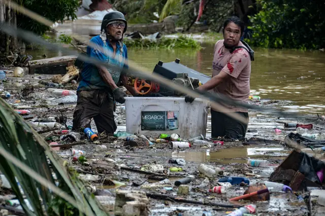 ফিলিপিন্সের লিলোয়ান শহরের বাসিন্দারা তাদের জিনিসপত্র নিয়ে সরে যাওয়ার চেষ্টা করছেন